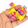 73fcb52a-c0e4-45e8-a704-9994bd15c975 Laço Duplo em X Arco-Íris Amarelo